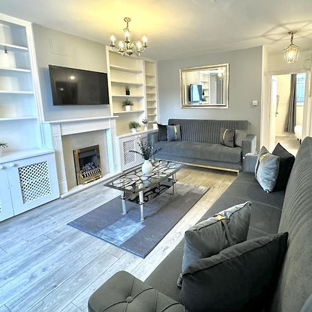 Newly Renovated Kensington 2 Bedroom Apartment With Balcony Near Harrods Sleeps 6, 2 Min Walk From Station Londres Exterior foto