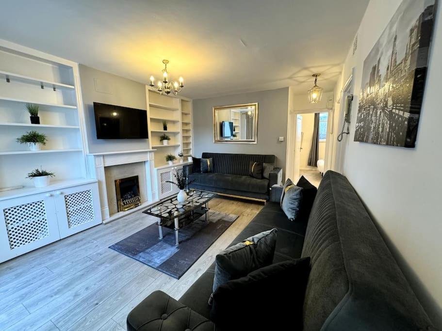 Newly Renovated Kensington 2 Bedroom Apartment With Balcony Near Harrods Sleeps 6, 2 Min Walk From Station Londres Exterior foto