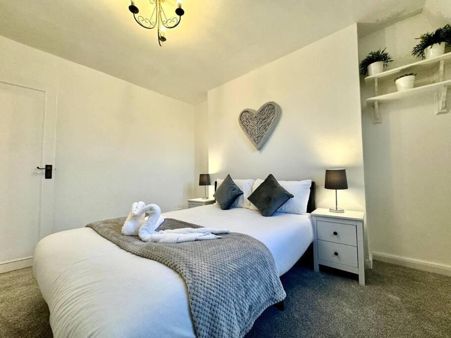 Newly Renovated Kensington 2 Bedroom Apartment With Balcony Near Harrods Sleeps 6, 2 Min Walk From Station Londres Exterior foto