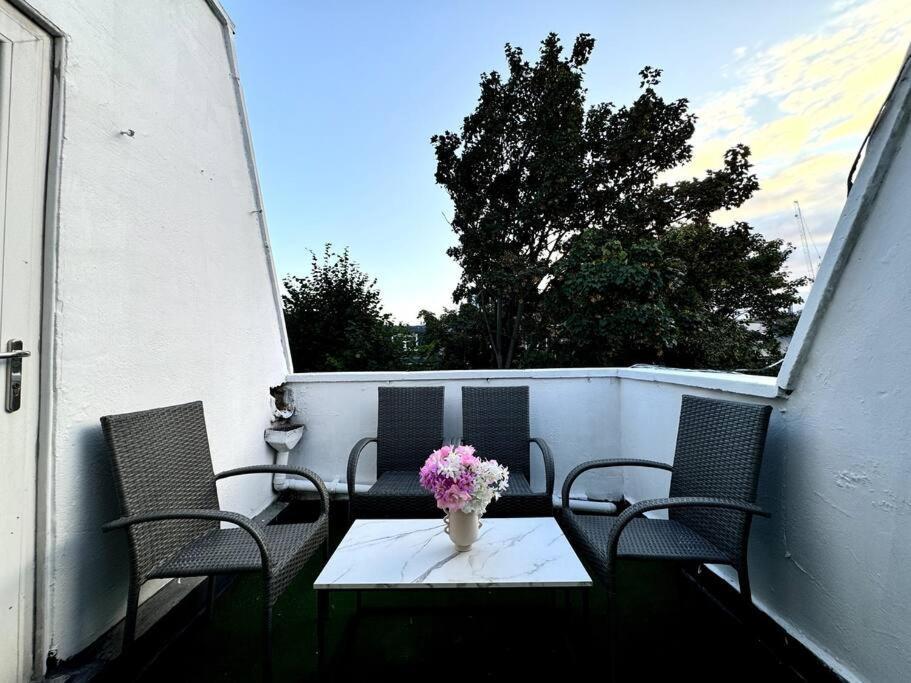 Newly Renovated Kensington 2 Bedroom Apartment With Balcony Near Harrods Sleeps 6, 2 Min Walk From Station Londres Exterior foto
