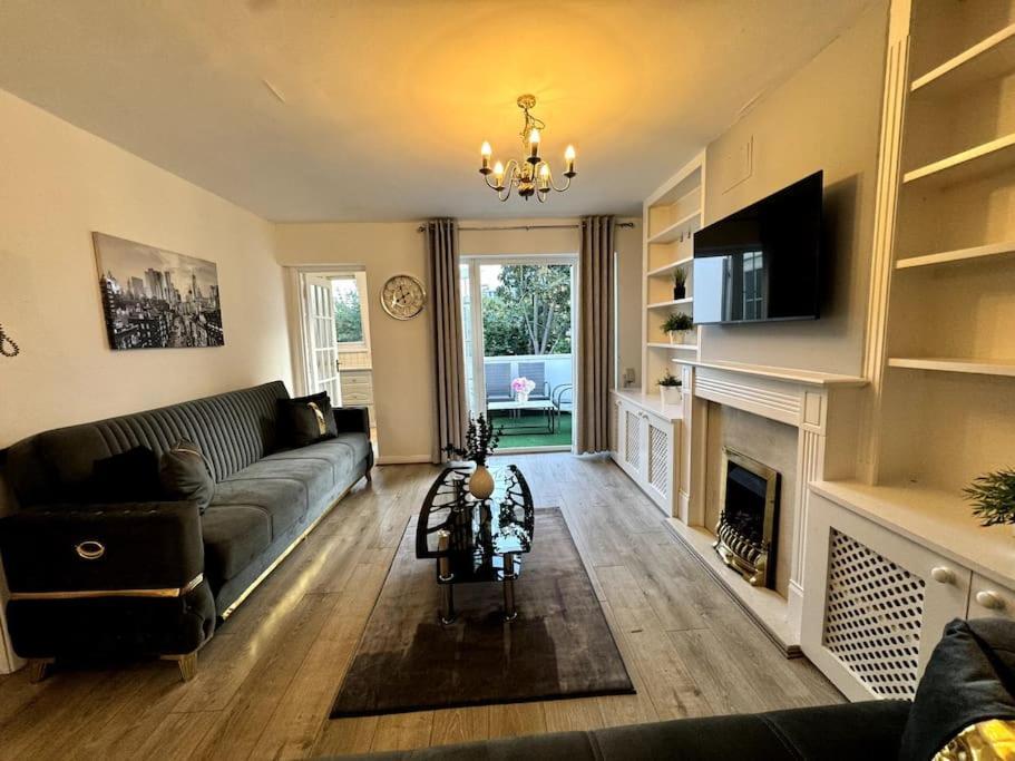 Newly Renovated Kensington 2 Bedroom Apartment With Balcony Near Harrods Sleeps 6, 2 Min Walk From Station Londres Exterior foto