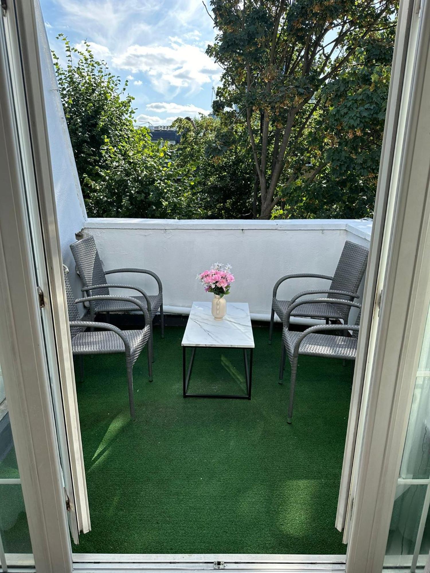 Newly Renovated Kensington 2 Bedroom Apartment With Balcony Near Harrods Sleeps 6, 2 Min Walk From Station Londres Exterior foto