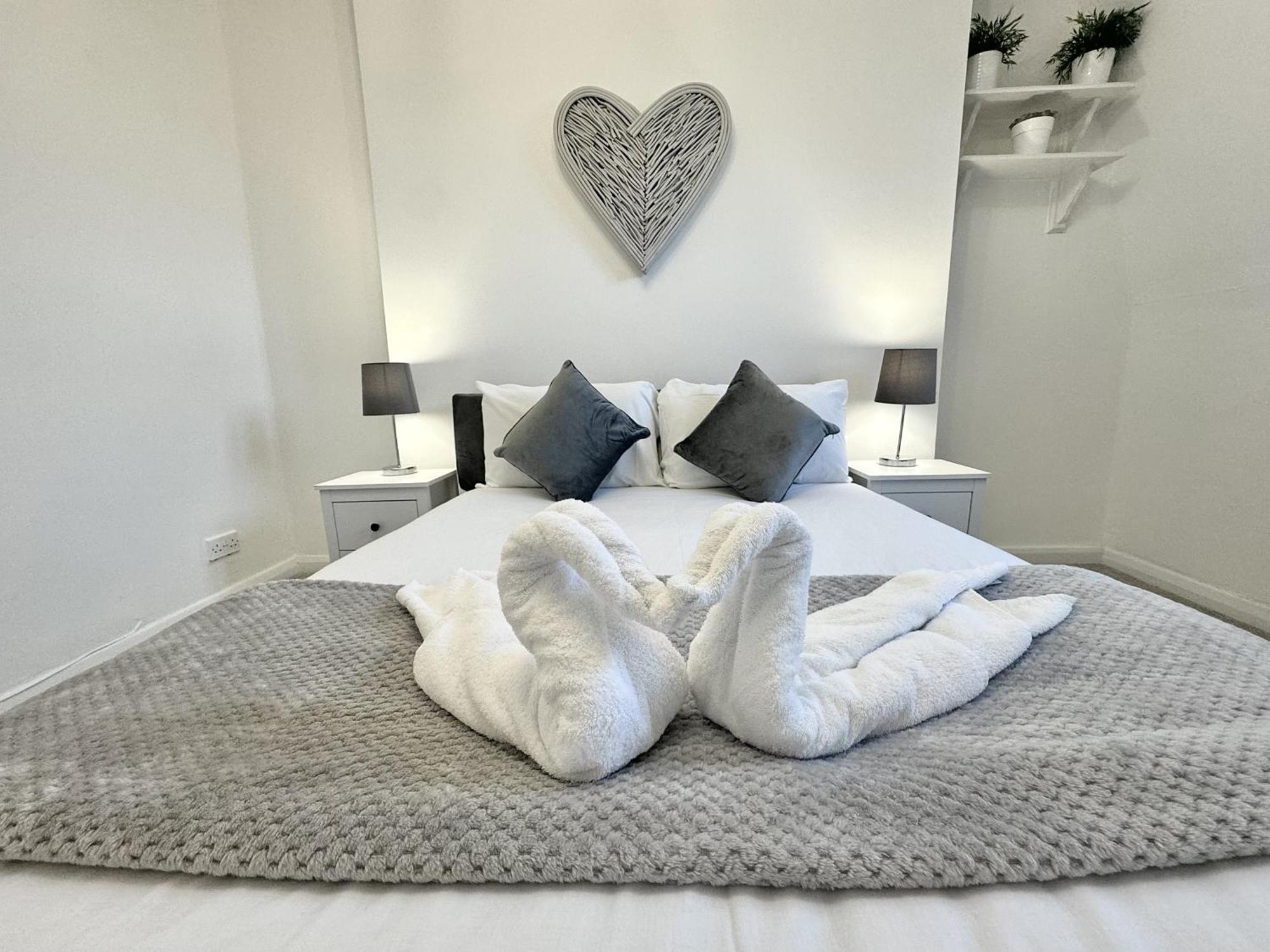 Newly Renovated Kensington 2 Bedroom Apartment With Balcony Near Harrods Sleeps 6, 2 Min Walk From Station Londres Exterior foto
