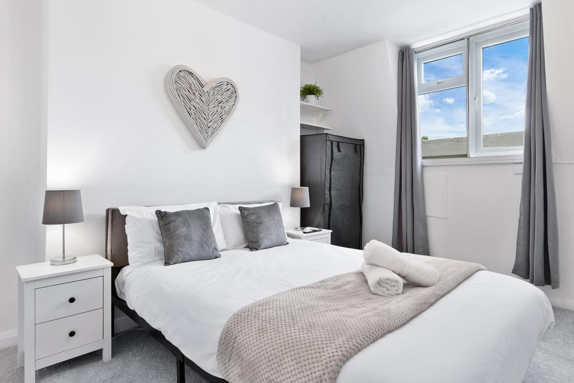 Newly Renovated Kensington 2 Bedroom Apartment With Balcony Near Harrods Sleeps 6, 2 Min Walk From Station Londres Exterior foto