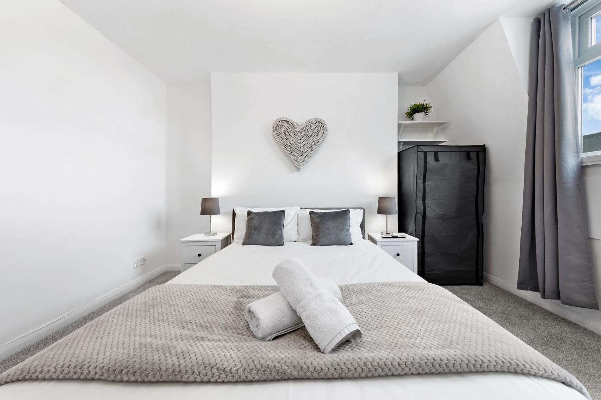 Newly Renovated Kensington 2 Bedroom Apartment With Balcony Near Harrods Sleeps 6, 2 Min Walk From Station Londres Exterior foto