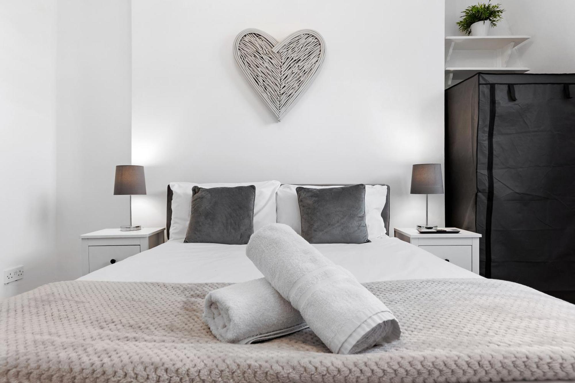 Newly Renovated Kensington 2 Bedroom Apartment With Balcony Near Harrods Sleeps 6, 2 Min Walk From Station Londres Exterior foto