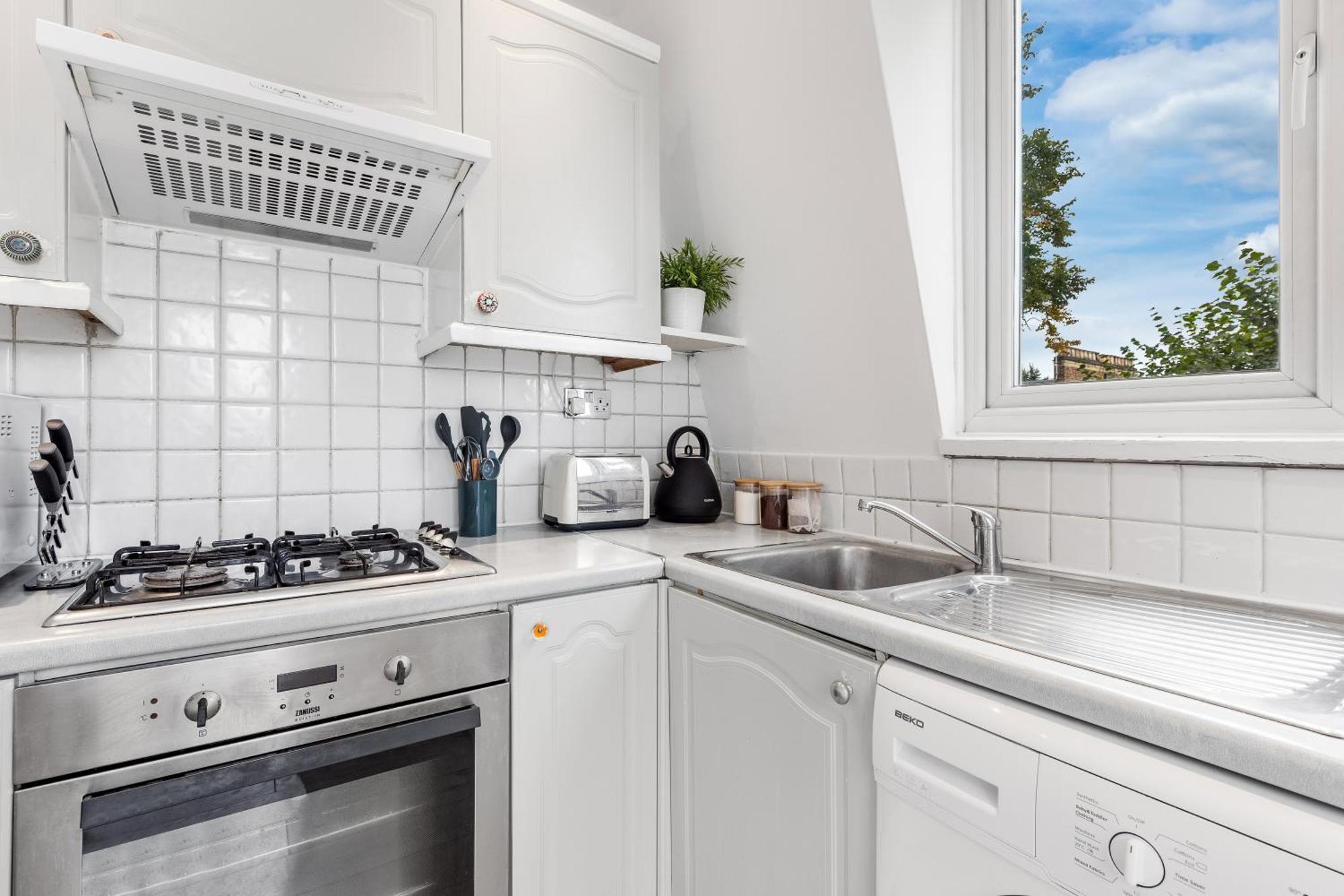 Newly Renovated Kensington 2 Bedroom Apartment With Balcony Near Harrods Sleeps 6, 2 Min Walk From Station Londres Exterior foto