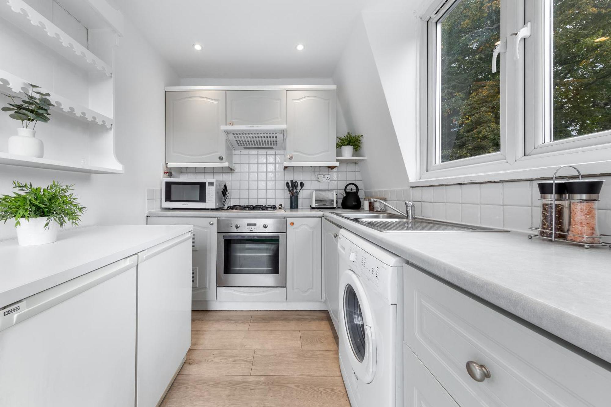 Newly Renovated Kensington 2 Bedroom Apartment With Balcony Near Harrods Sleeps 6, 2 Min Walk From Station Londres Exterior foto