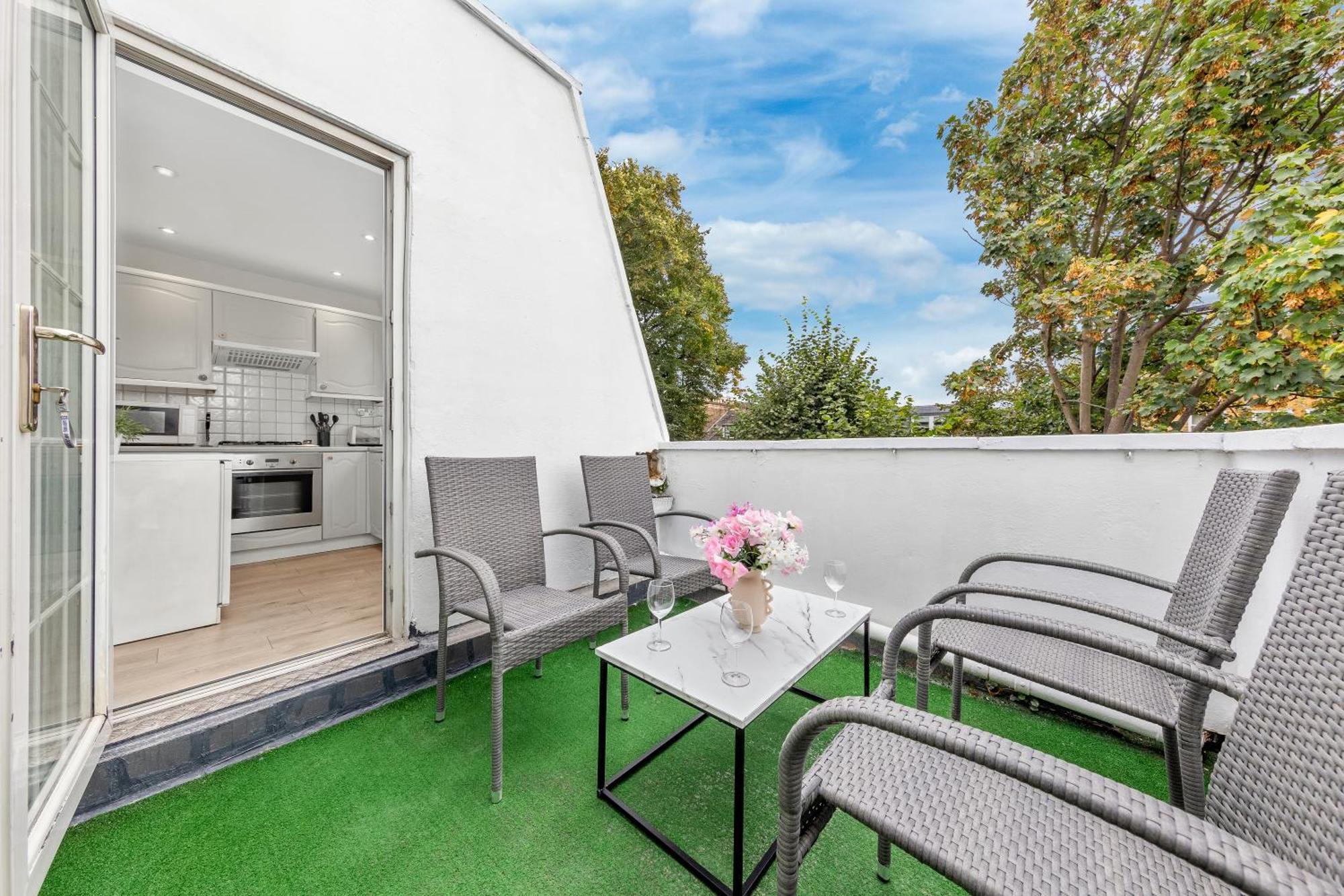 Newly Renovated Kensington 2 Bedroom Apartment With Balcony Near Harrods Sleeps 6, 2 Min Walk From Station Londres Exterior foto