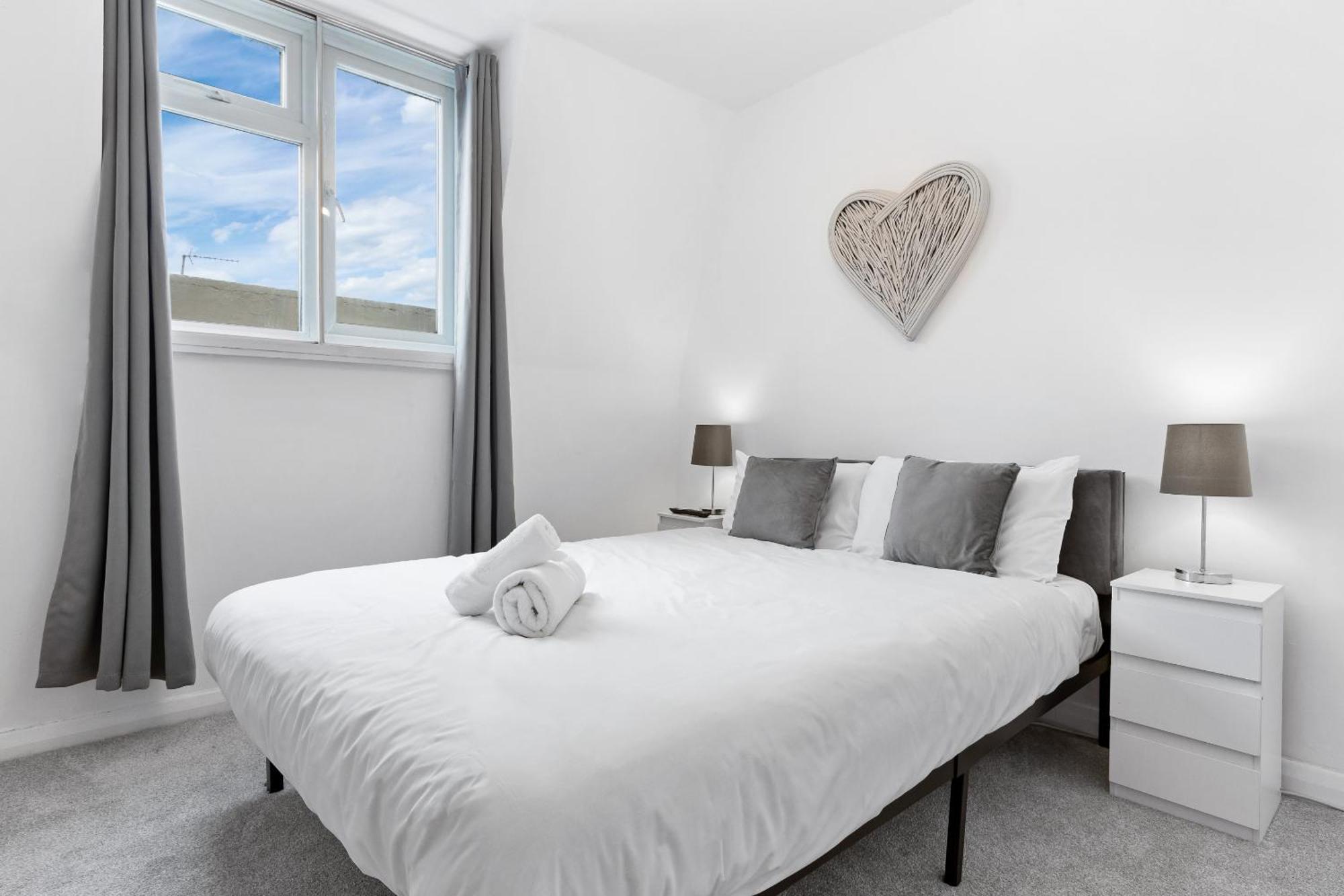 Newly Renovated Kensington 2 Bedroom Apartment With Balcony Near Harrods Sleeps 6, 2 Min Walk From Station Londres Exterior foto