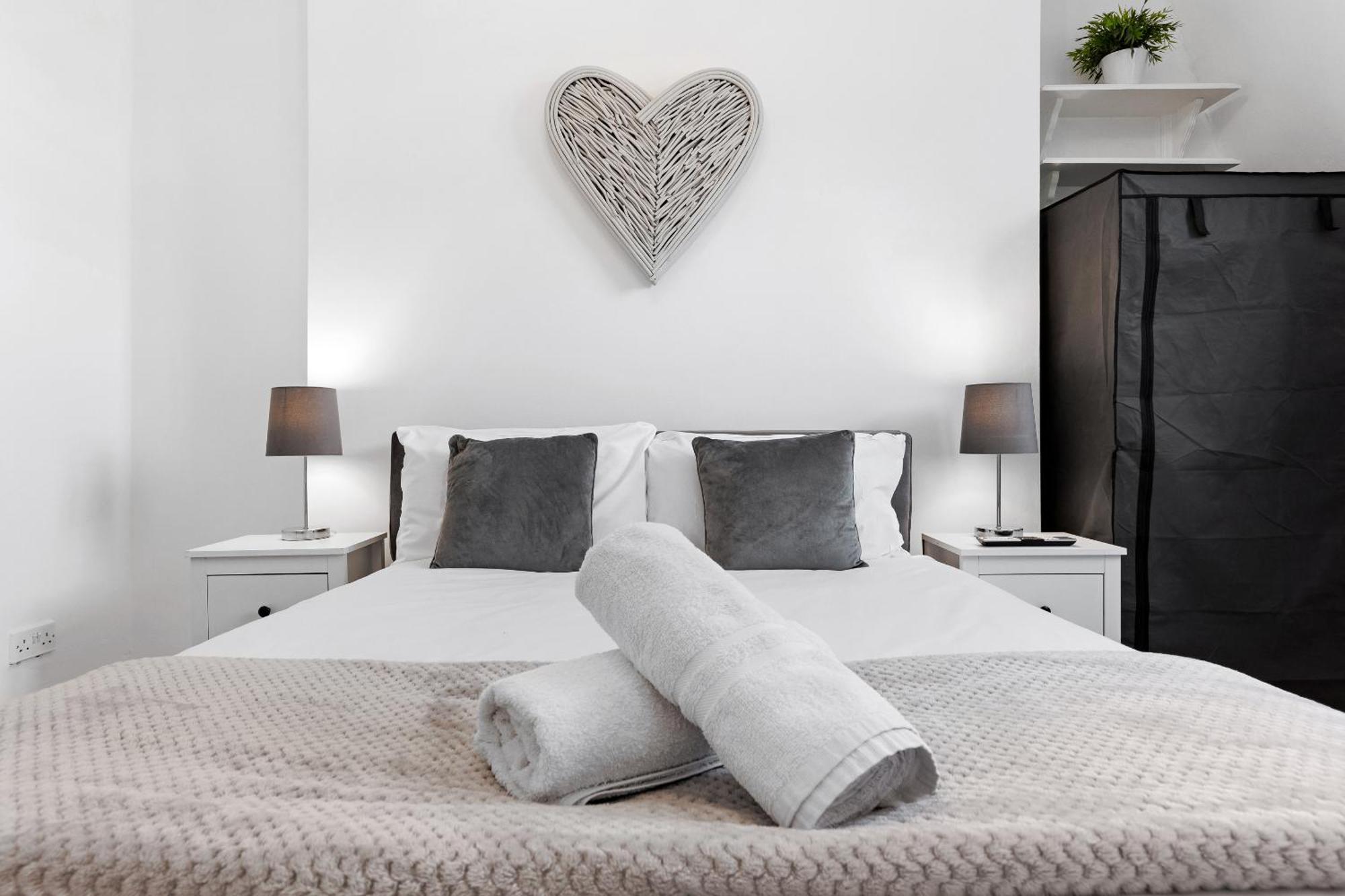 Newly Renovated Kensington 2 Bedroom Apartment With Balcony Near Harrods Sleeps 6, 2 Min Walk From Station Londres Exterior foto